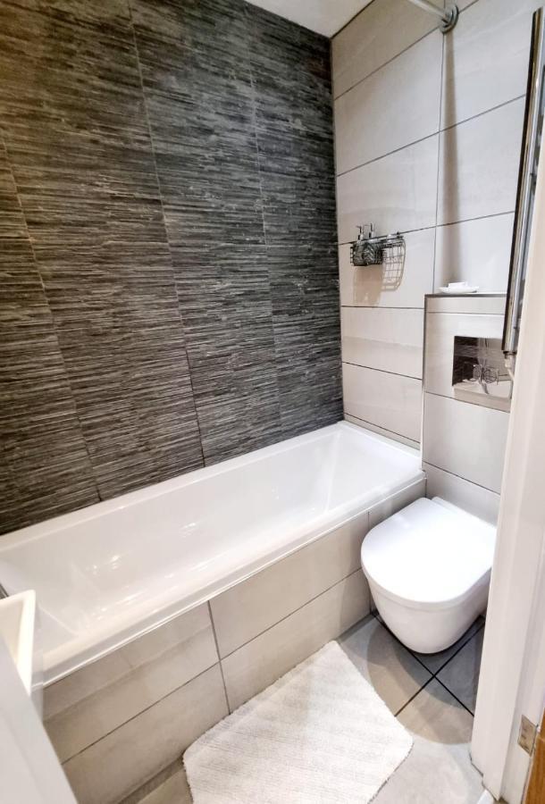 Stylish Apartment In Victorian Conversion Free Parking & Private Patio Close To Beach Town Centre & Bic Борнмут Екстер'єр фото