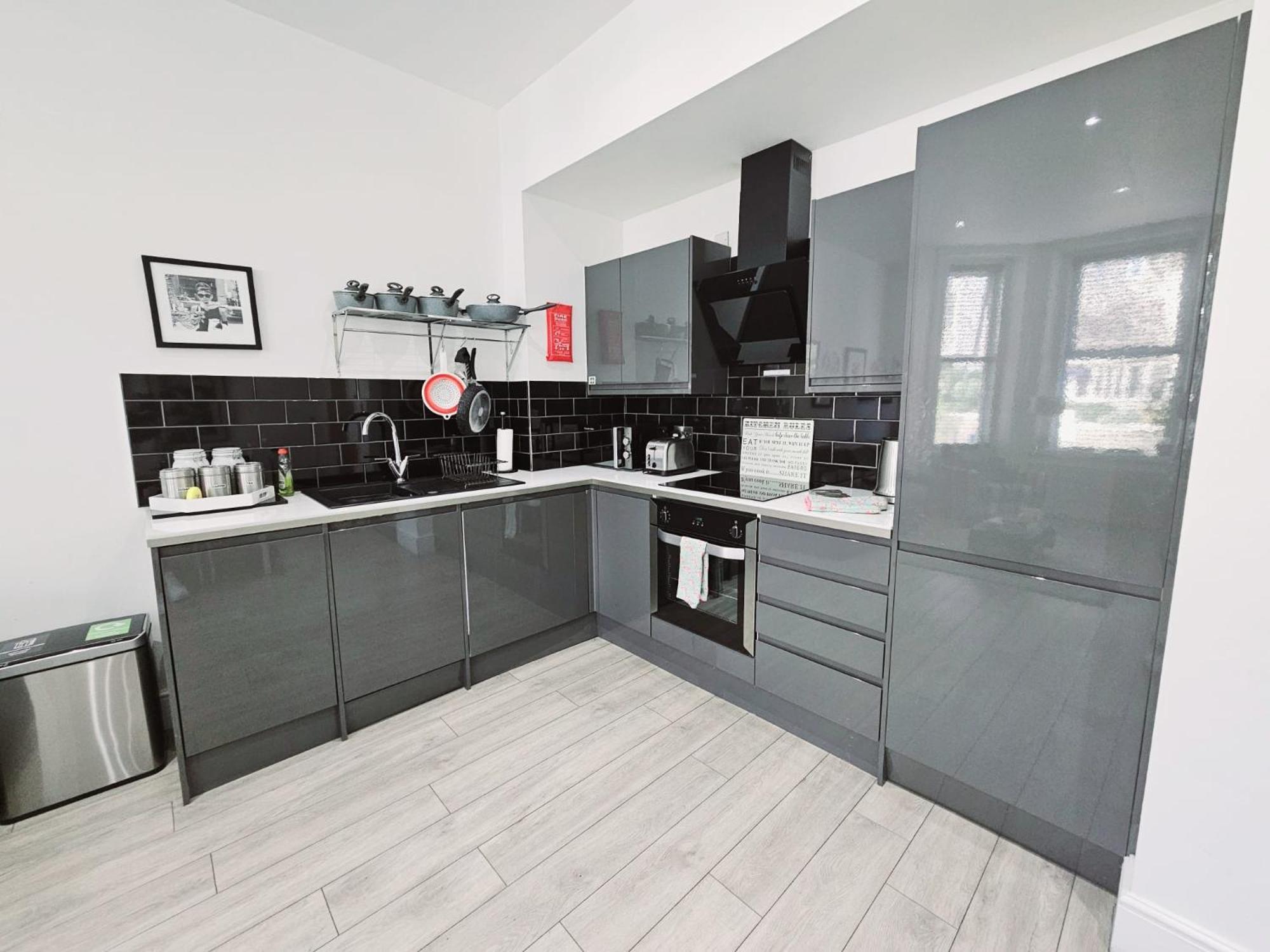 Stylish Apartment In Victorian Conversion Free Parking & Private Patio Close To Beach Town Centre & Bic Борнмут Екстер'єр фото