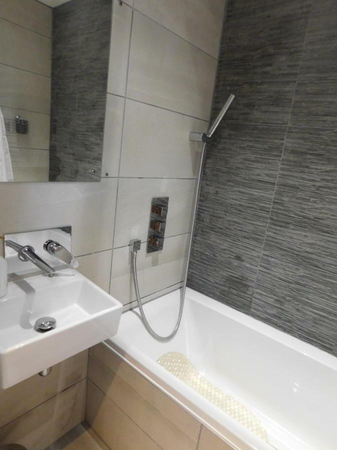 Stylish Apartment In Victorian Conversion Free Parking & Private Patio Close To Beach Town Centre & Bic Борнмут Екстер'єр фото